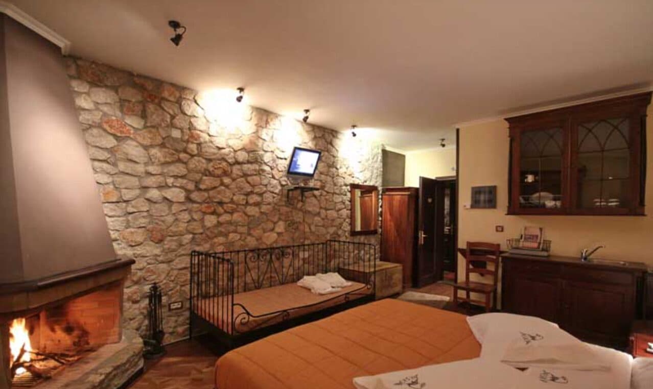 Η Family Suite με τζάκι και πετρόκτιστο τοίχο
