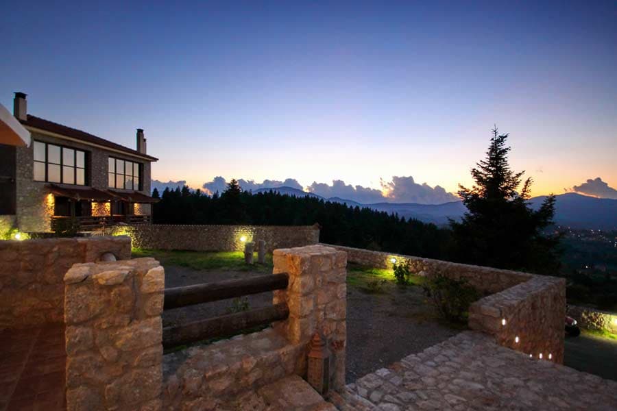 Πανοραμική θέα βουνού από το ΑΕΣΚΩ Resort