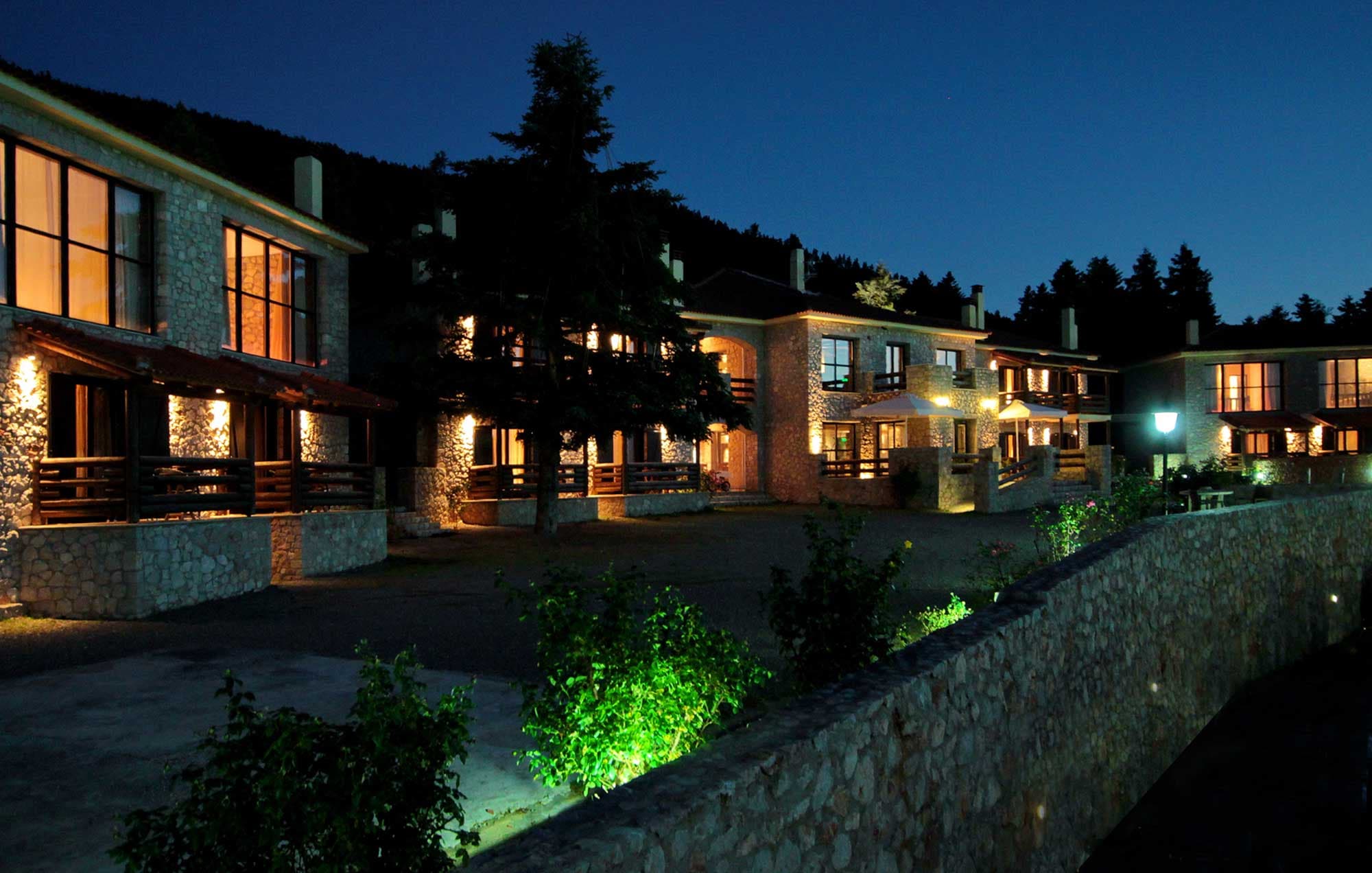 Το ΑΕΣΚΩ Resort φωτισμένο τη νύχτα