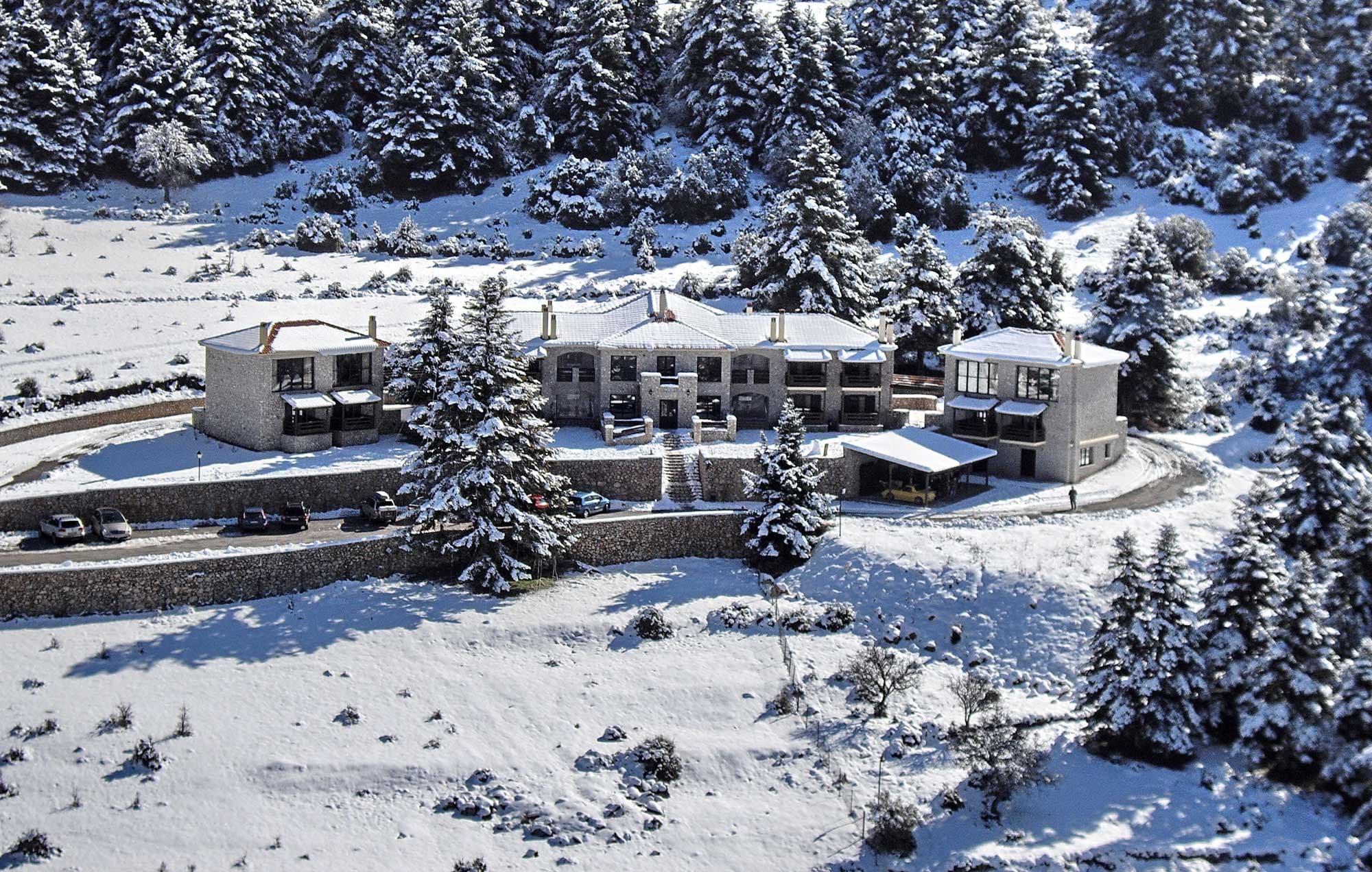 Αεροφωτογραφία του ΑΕΣΚΩ Resort στο χιόνι