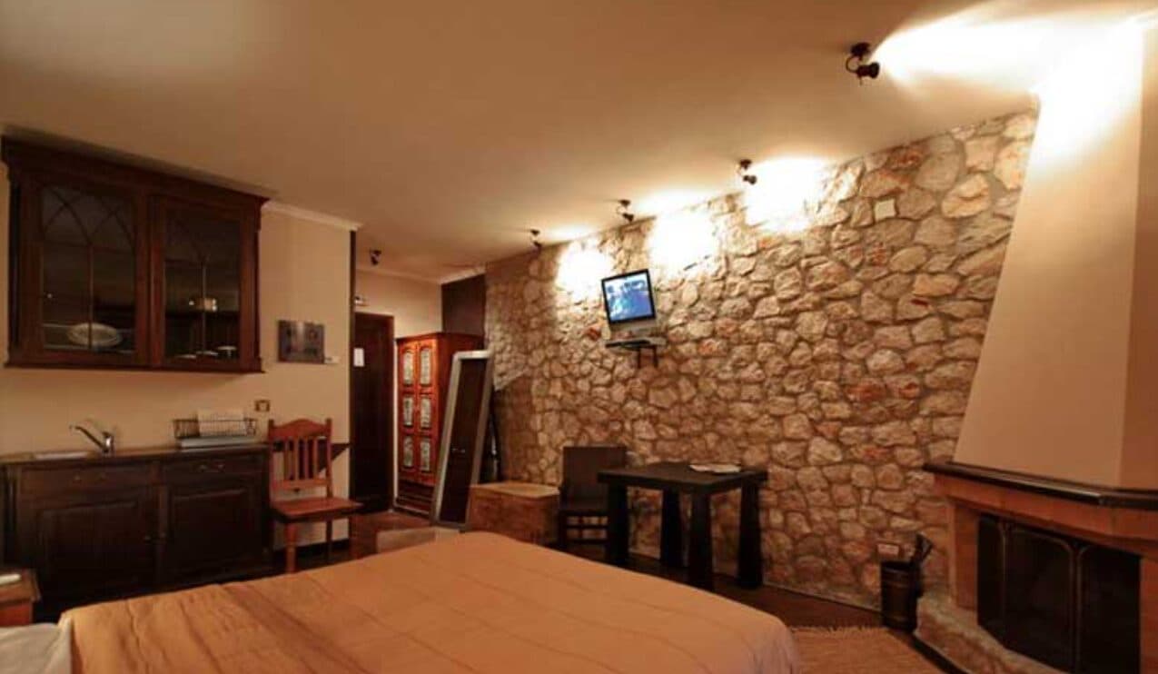 Η Junior Suite με κουζινάκι και πετρόκτιστο τοίχο